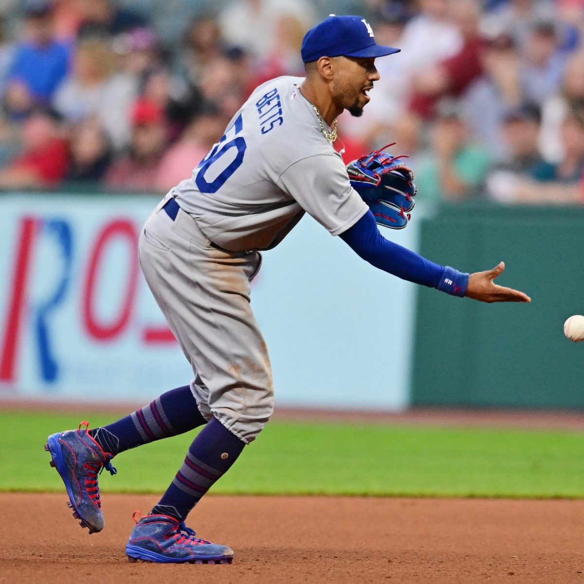 Yan Gomes' single breaks an 8th-inning tie as the wild card-contending Cubs  beat the Tigers 6-4