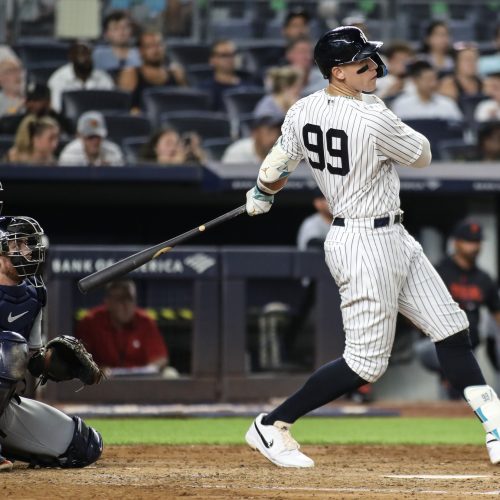
Toronto Blue Jays Faceoff Against New York Yankees in Season-Defining Series