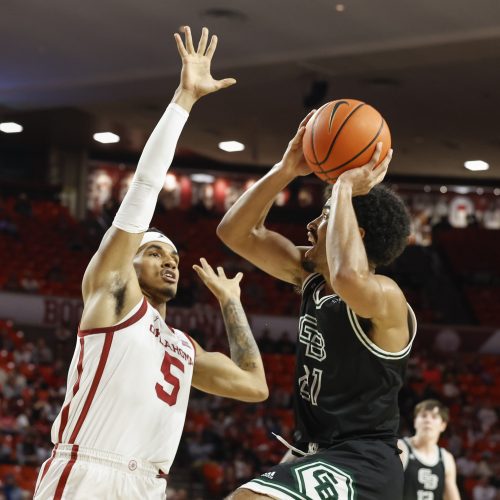 Green Bay Phoenix poised for victory against struggling Youngstown State Penguins