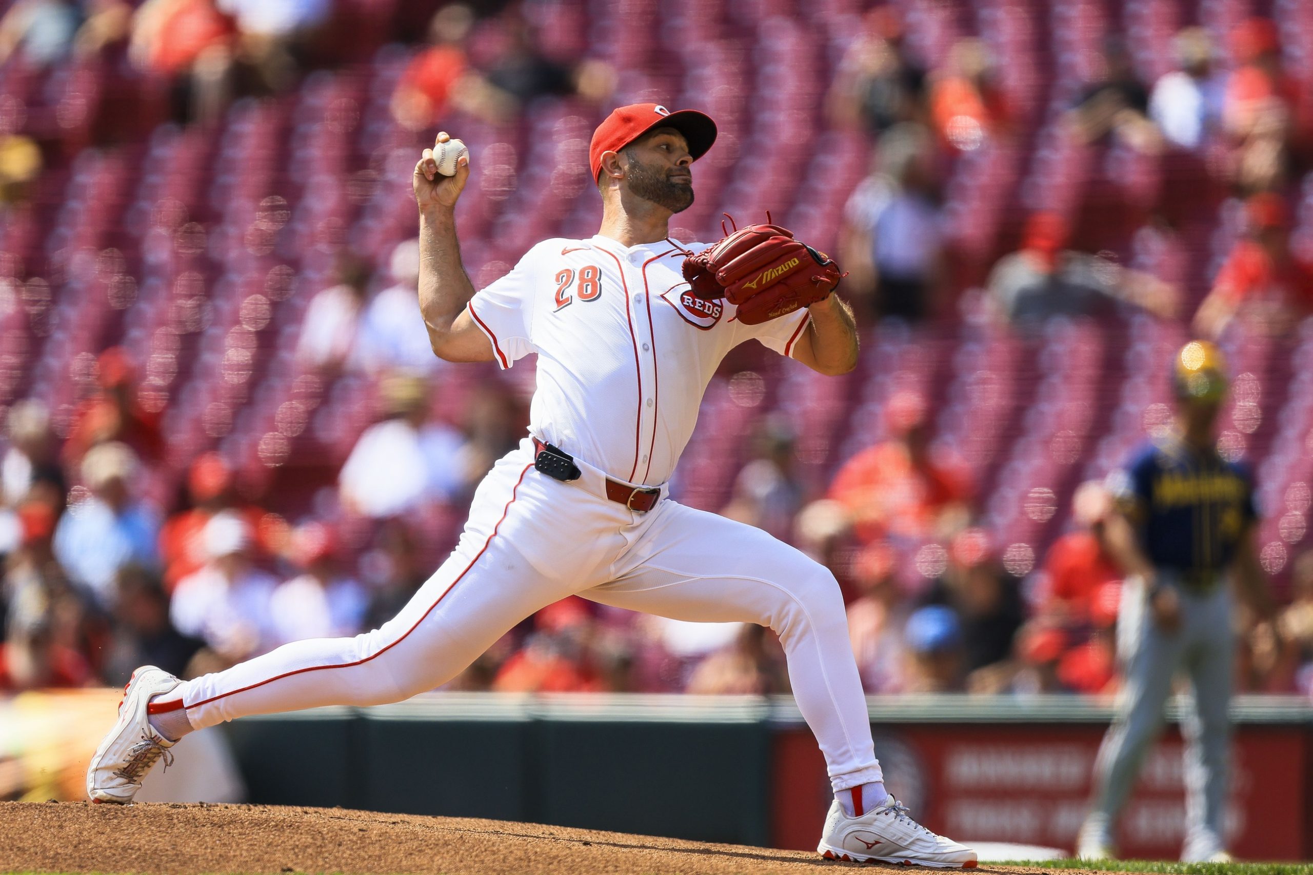 Houston Astros Favored to Win Key Matchup Against Cincinnati Reds, Rookie Arrighetti to Face Veteran Martinez